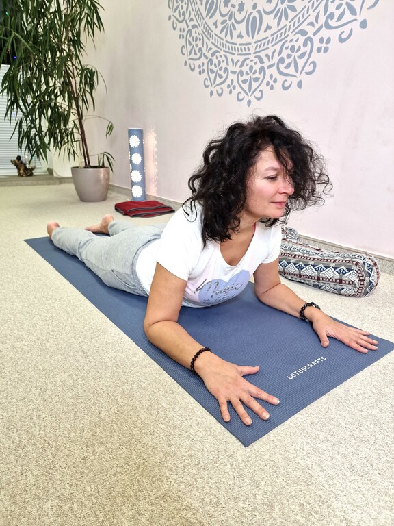 Tatjana Fast übt Yin Yoga in einer ruhigen Yogaposition auf der Matte.