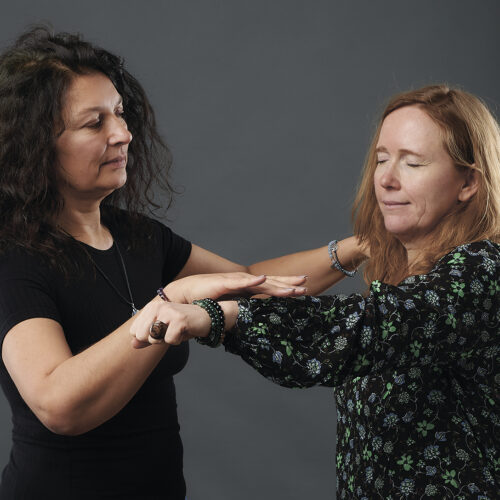 Tatjana Fast macht eine kinesiologische Balance-Testung mit sanftem Handkontakt.