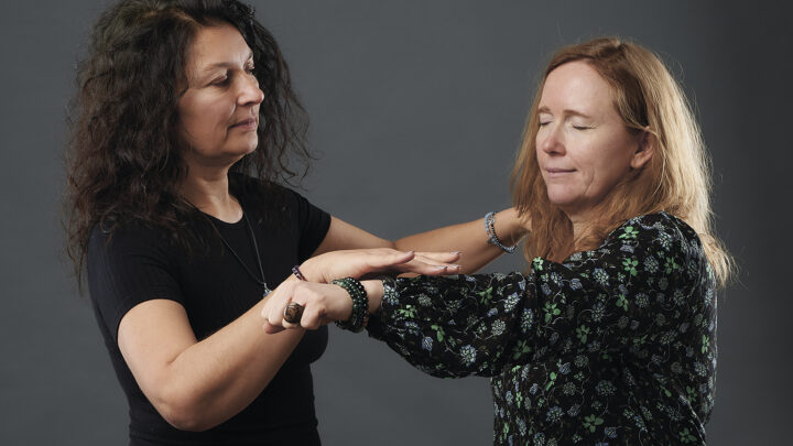 Tatjana Fast macht eine kinesiologische Balance-Testung mit sanftem Handkontakt.
