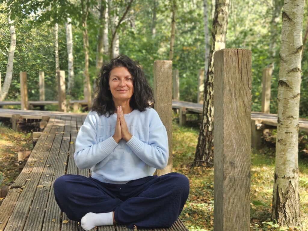 Tatjana Fast in Lotus Pose im Wald